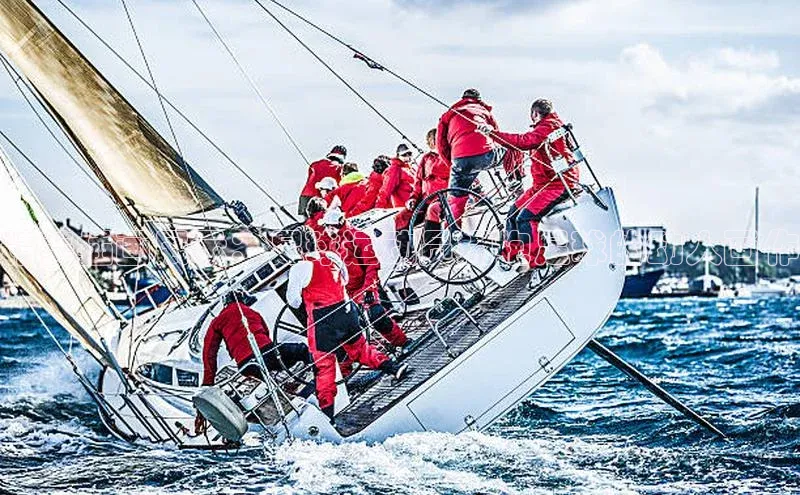 头号玩家唯一官网入口滴滴出行精美插画展示：足球运动员拥抱足球的动人画作