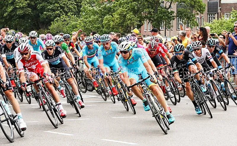 提升竞技表现：国际运动赛事服装的严格标准